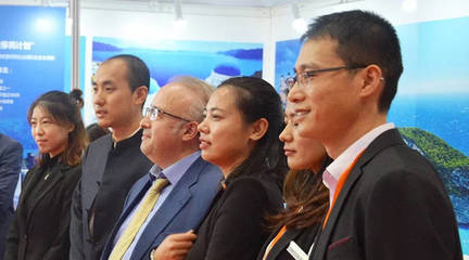 史无前例!排队办绿卡的中国人竟然这么多!