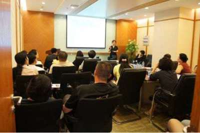 加移民业者呼吁增加香港配偶团聚移民配额，应对与需求差距