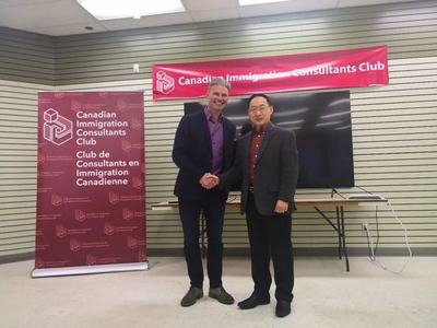 加拿大张学勇移民公司总裁与萨省移民局官员会谈 移民顾问共谋新策